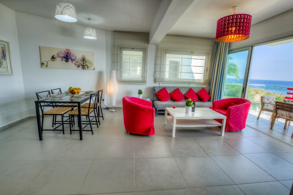 פרוטאראס Beachfront Trident מראה חיצוני תמונה