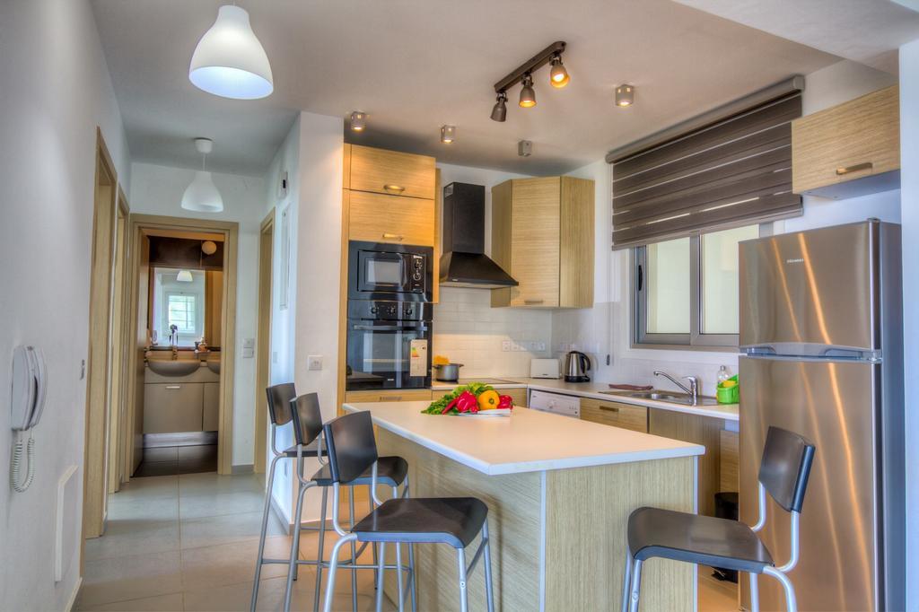 פרוטאראס Beachfront Trident מראה חיצוני תמונה