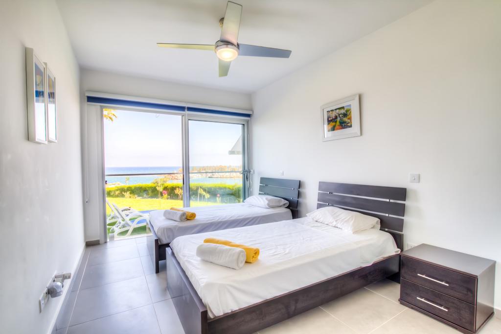 פרוטאראס Beachfront Trident מראה חיצוני תמונה