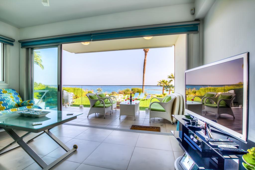 פרוטאראס Beachfront Trident מראה חיצוני תמונה